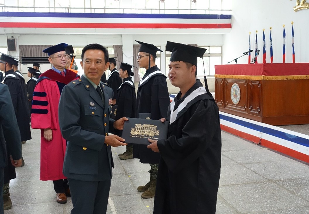 06.陸軍裝甲584旅旅長李將軍頒發畢業同學畢業證書
