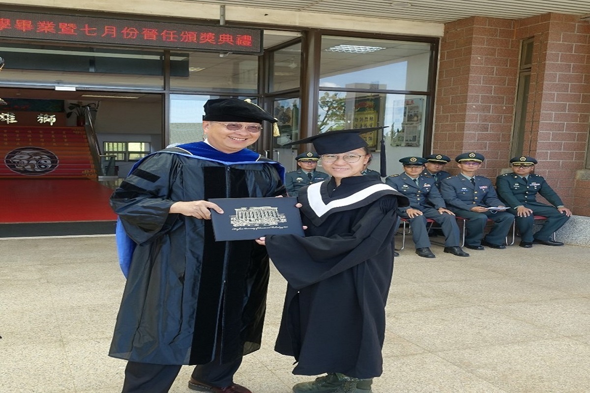 校長劉國偉親為畢業生核發畢業證書