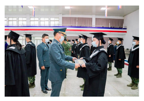 陸軍裝甲 584 旅長陳俊男少將頒發畢業證書予在營專班畢業同學。��